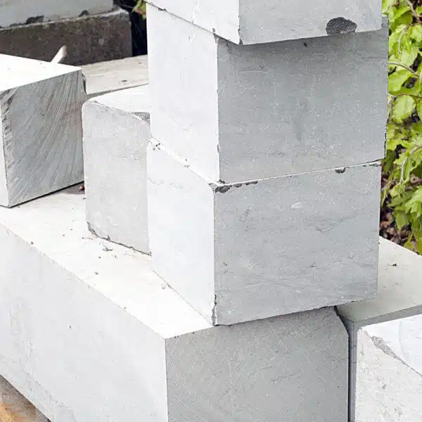 Belgisch hardsteen sokkel 15x15x100 cm, gebouchardeerd met gezoete facetten