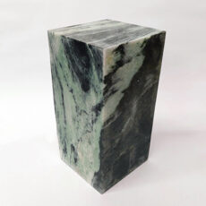 Speksteen, groen/zwart getekend, afmeting ca. 10x10x20 cm